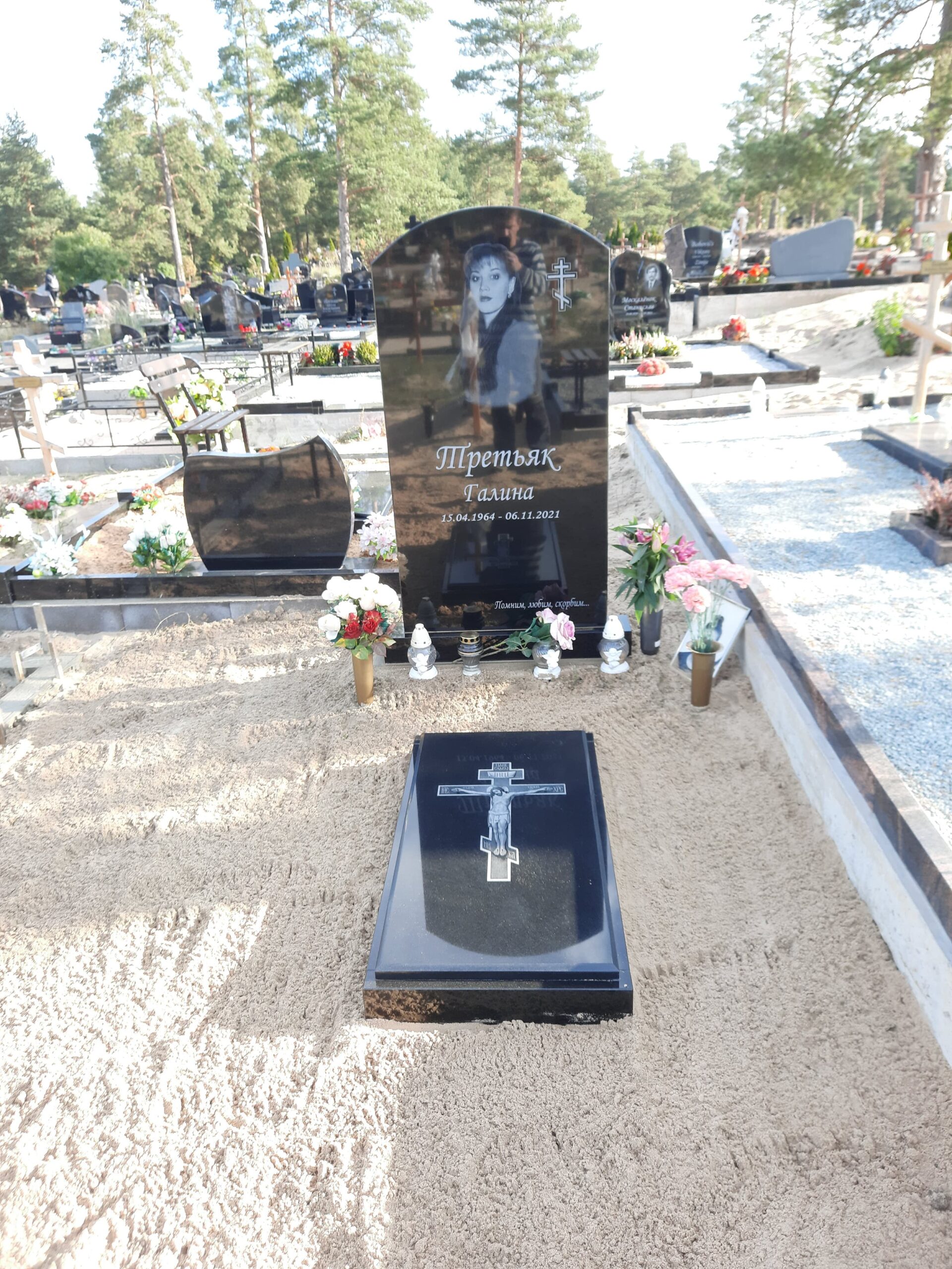 Piemineklis ar portretu un kapu plāksne ar krustu