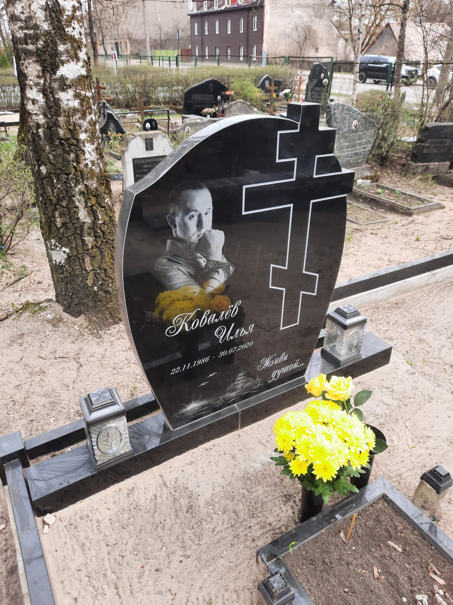 Piemineklis ar portretu un izteiktu krusta kontūru