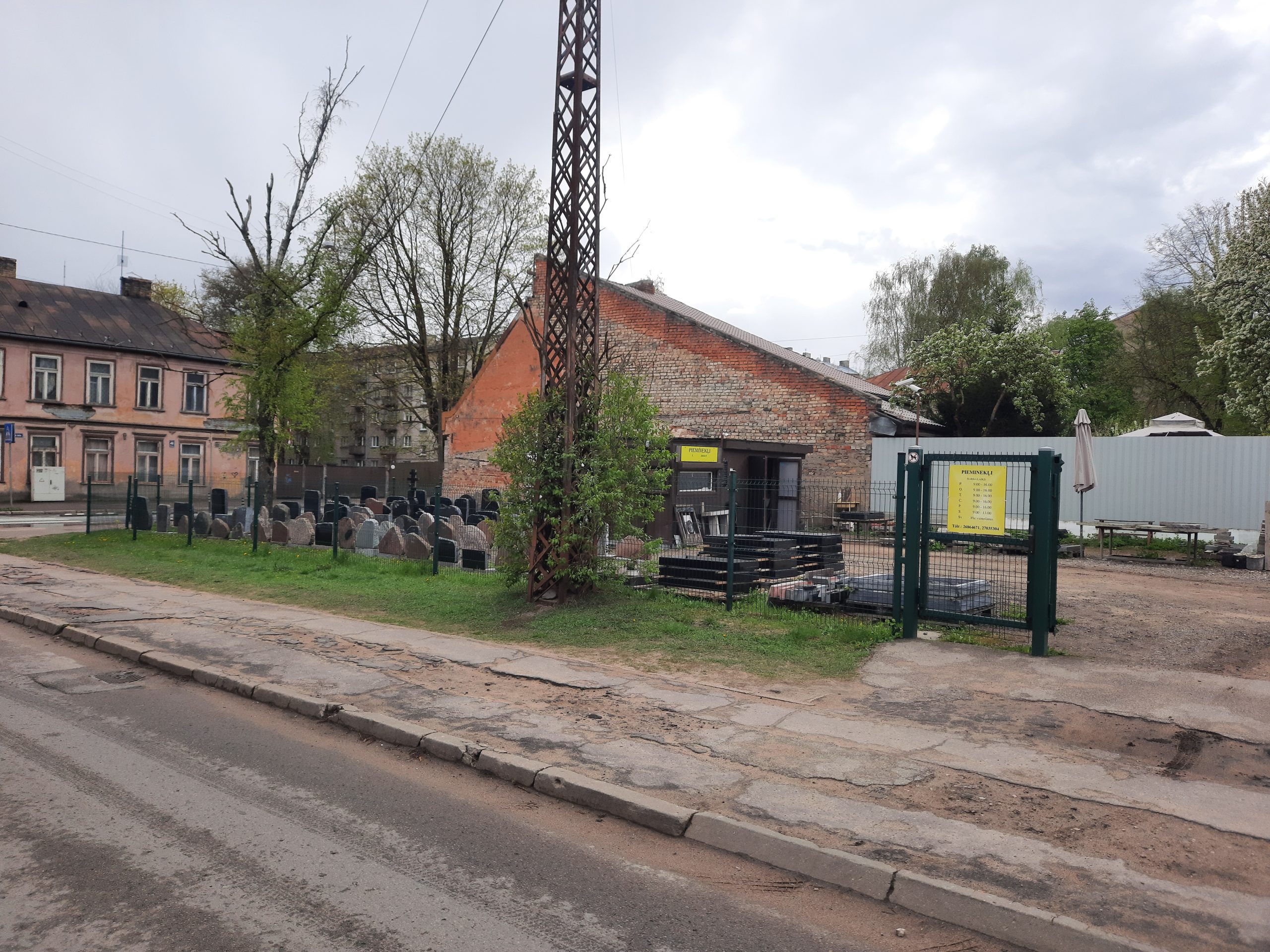 Darbnīcas ēka un pieminekļu paraugi pie ieejas