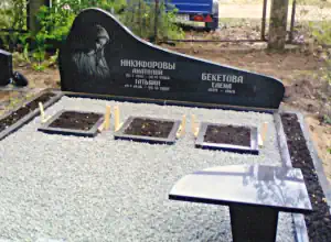 Kapu pieminekļa uzstādīšana kapsētā Latvijā