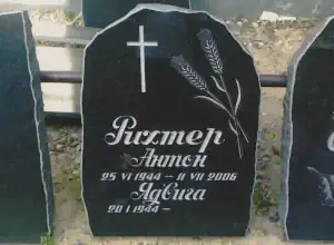 Skaldītas formas granīta kapu piemineklis